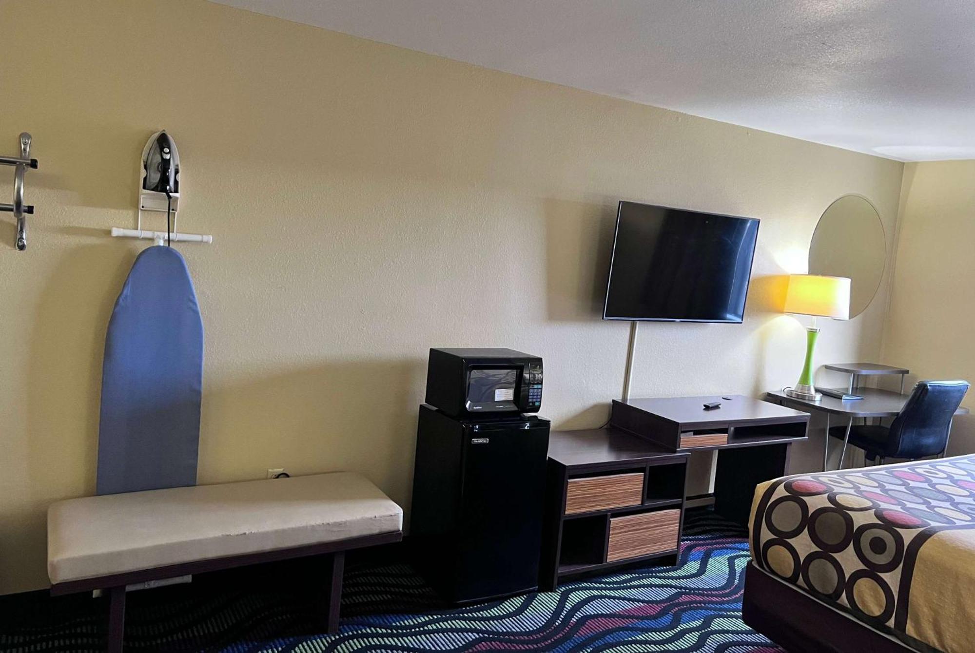 Super 8 By Wyndham Farmington Hotel Exterior foto